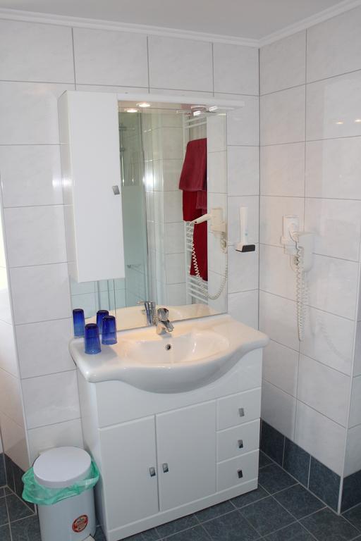 Gasthof Pension Post "Zenz" Latschach ober dem Faakersee Room photo