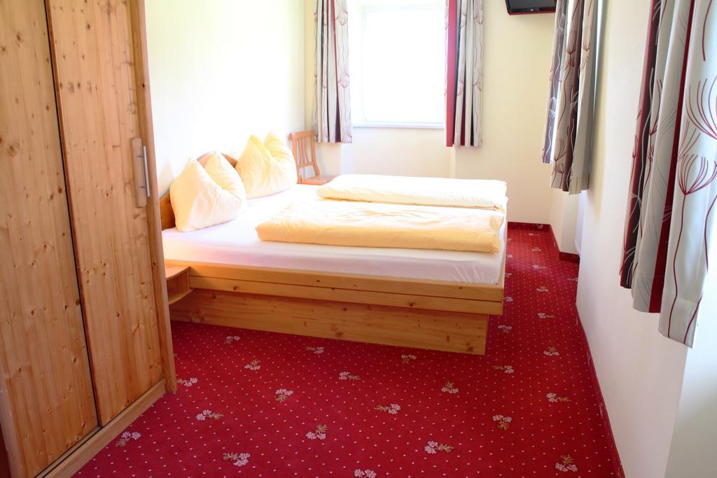 Gasthof Pension Post "Zenz" Latschach ober dem Faakersee Room photo