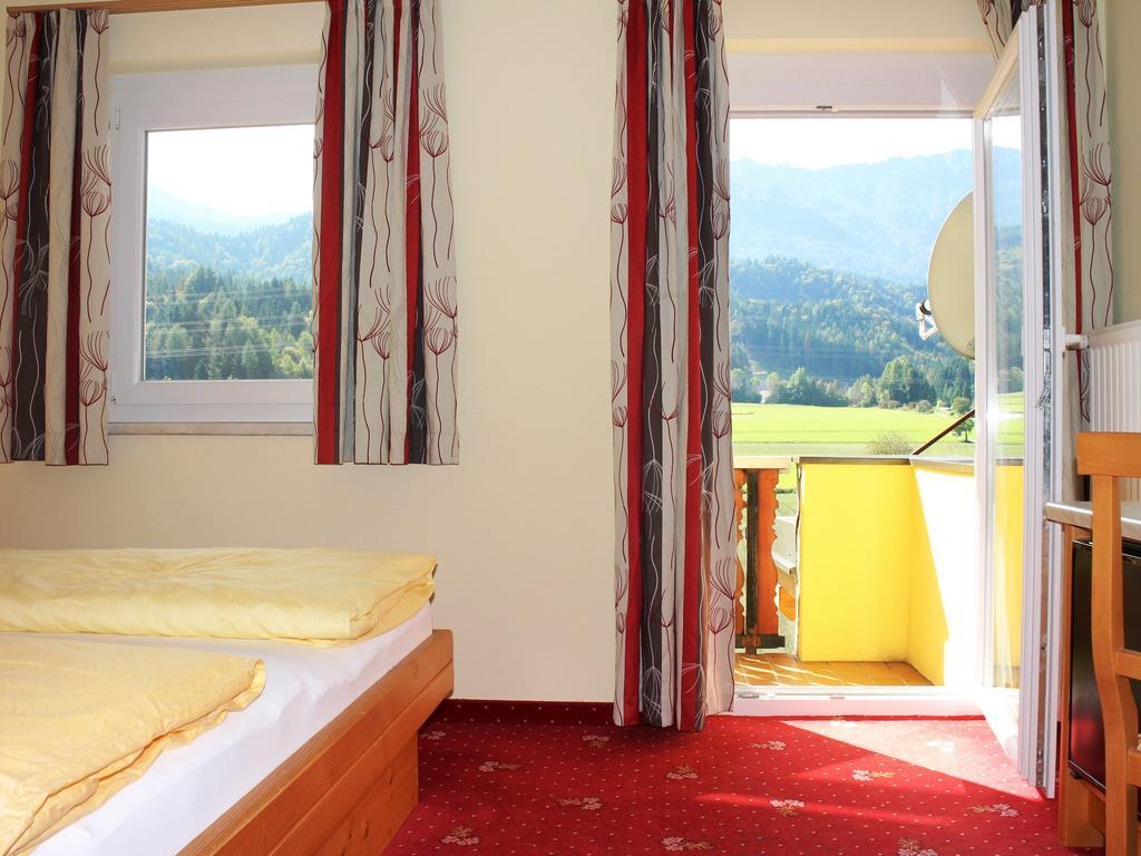 Gasthof Pension Post "Zenz" Latschach ober dem Faakersee Room photo