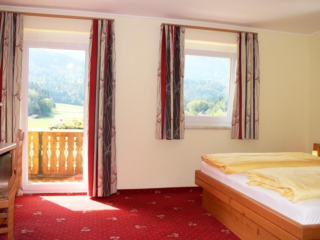 Gasthof Pension Post "Zenz" Latschach ober dem Faakersee Room photo