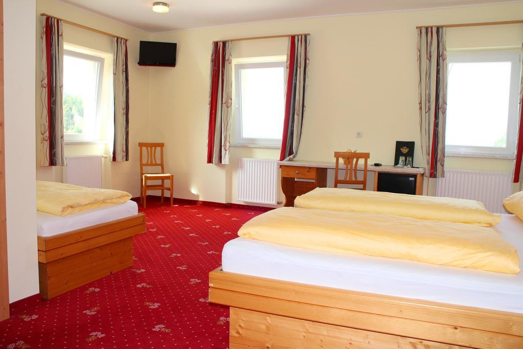 Gasthof Pension Post "Zenz" Latschach ober dem Faakersee Room photo